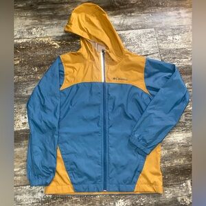 Boys thin windbreaker jacket. 
Working zipper, two mesh lined pockets .